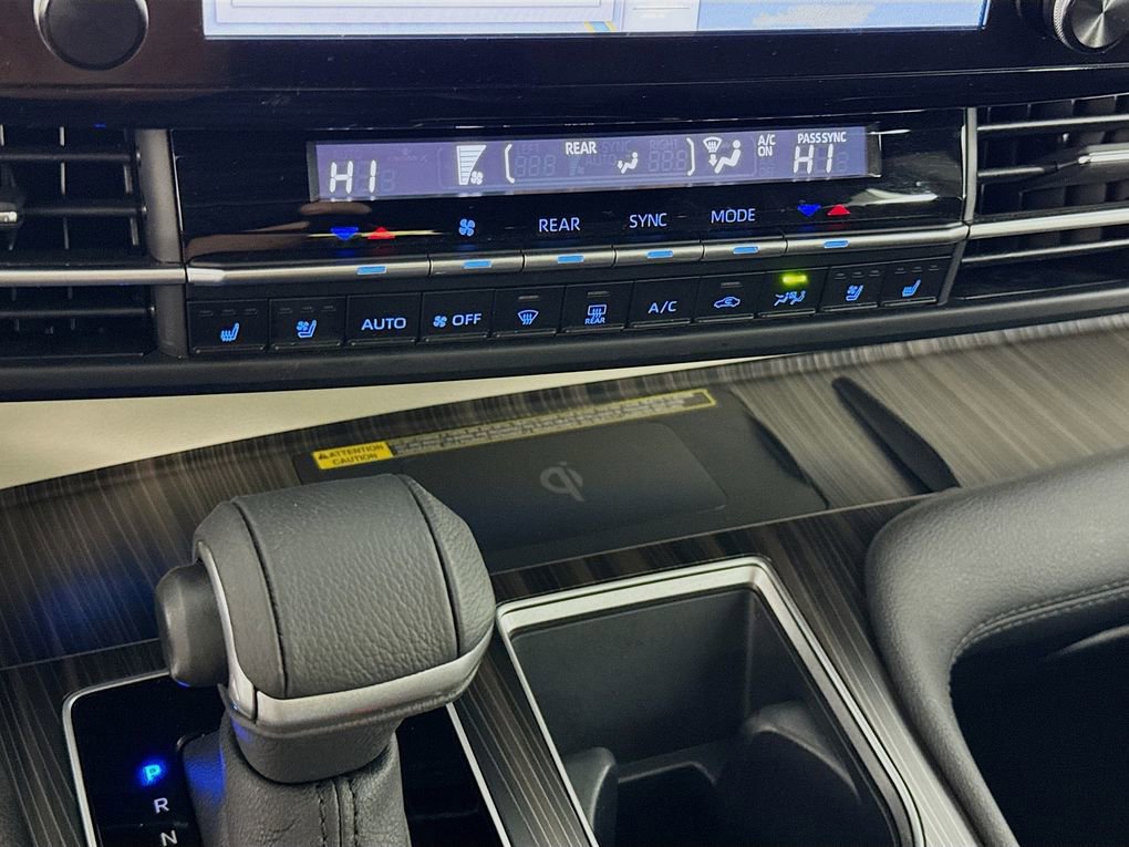 Used 2024 Toyota Sienna Platinum FWD image 20