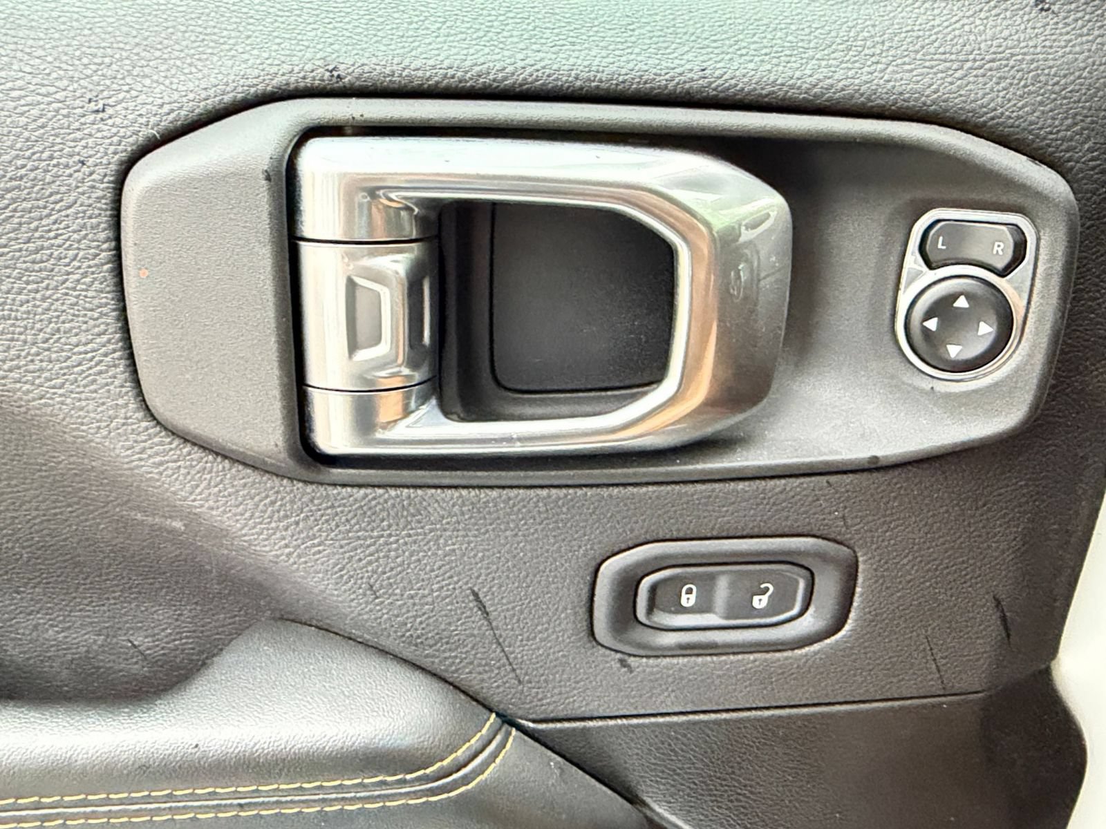 Used 2025 Jeep Wrangler Unlimited Sahara AWD/4WD image 18