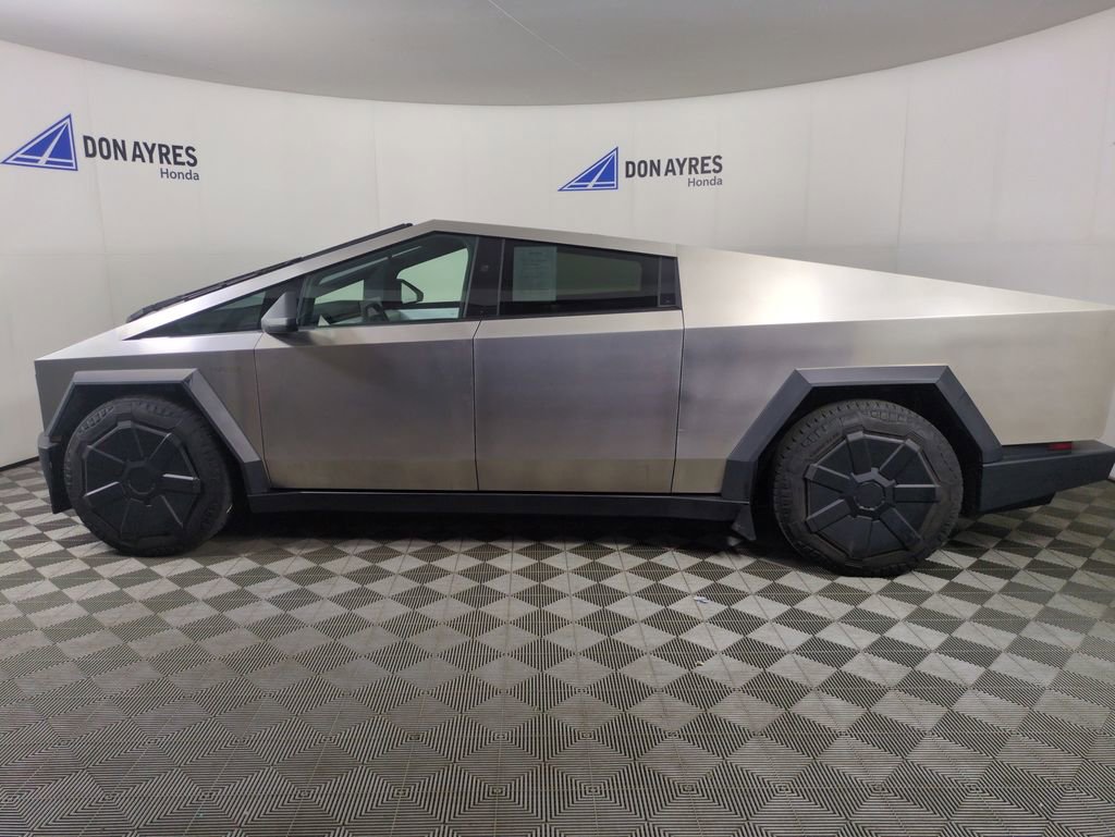 Used 2024 Tesla Cybertruck AWD Crew Cab image 2