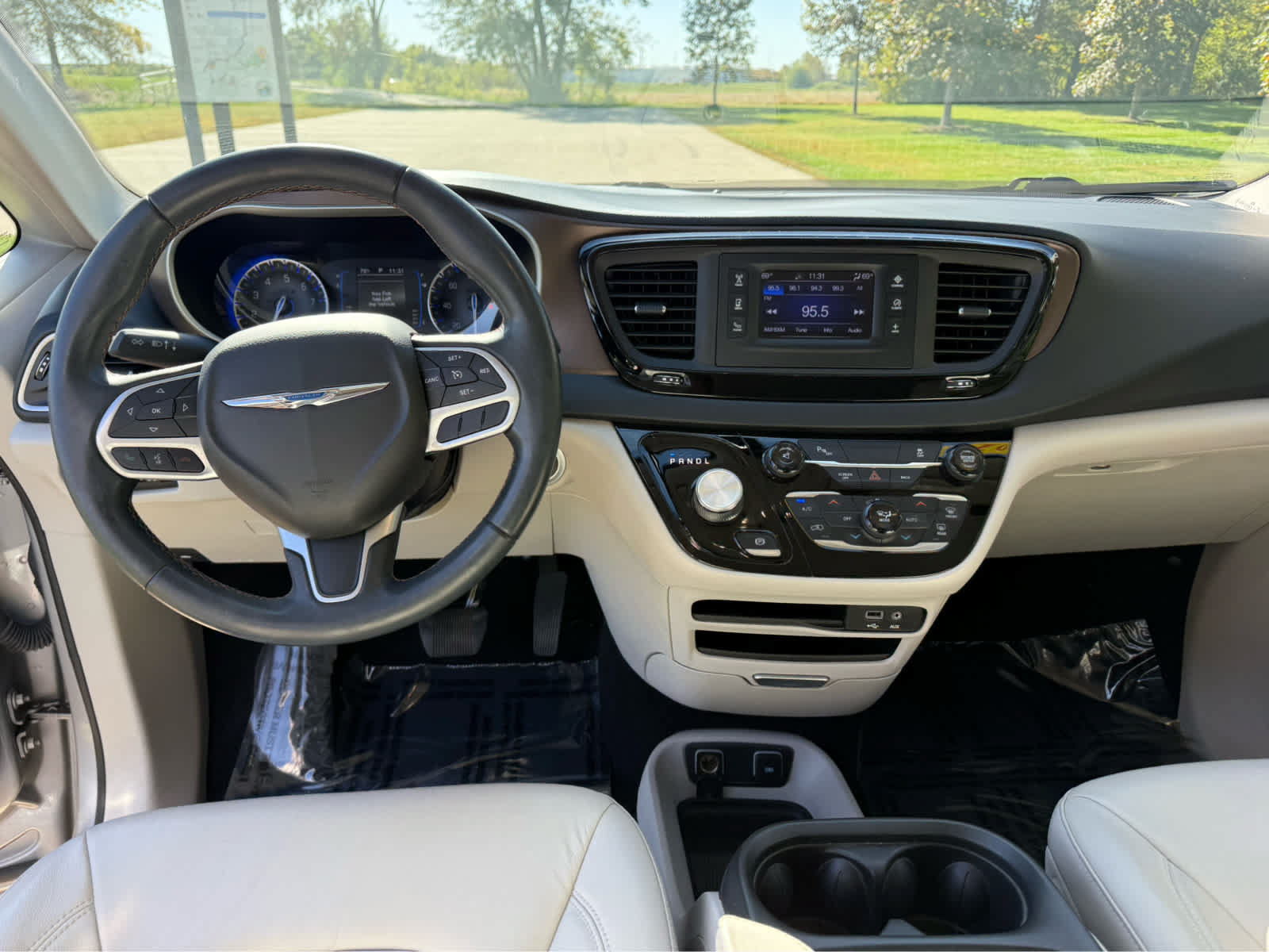 Used 2017 Chrysler Pacifica Touring-L FWD image 13