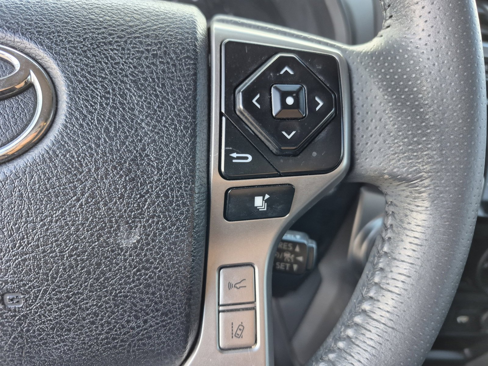 Used 2022 Toyota 4Runner SR5 RWD image 27