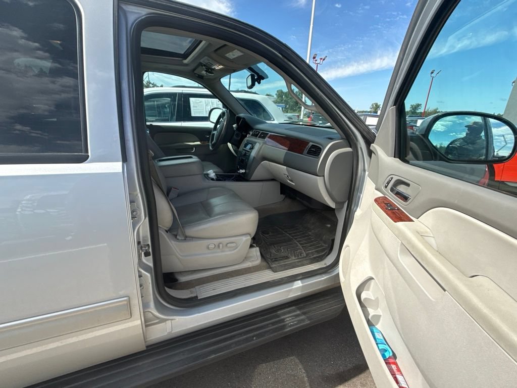 Used 2013 GMC Yukon XL SLT w/ SLT-2 Equipment Package AWD/4WD image 8