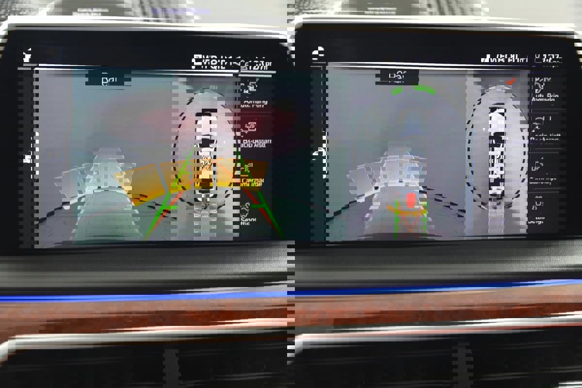 Used 2022 BMW ALPINA B7 xDrive w/ Luxury Rear Seating Package image 10