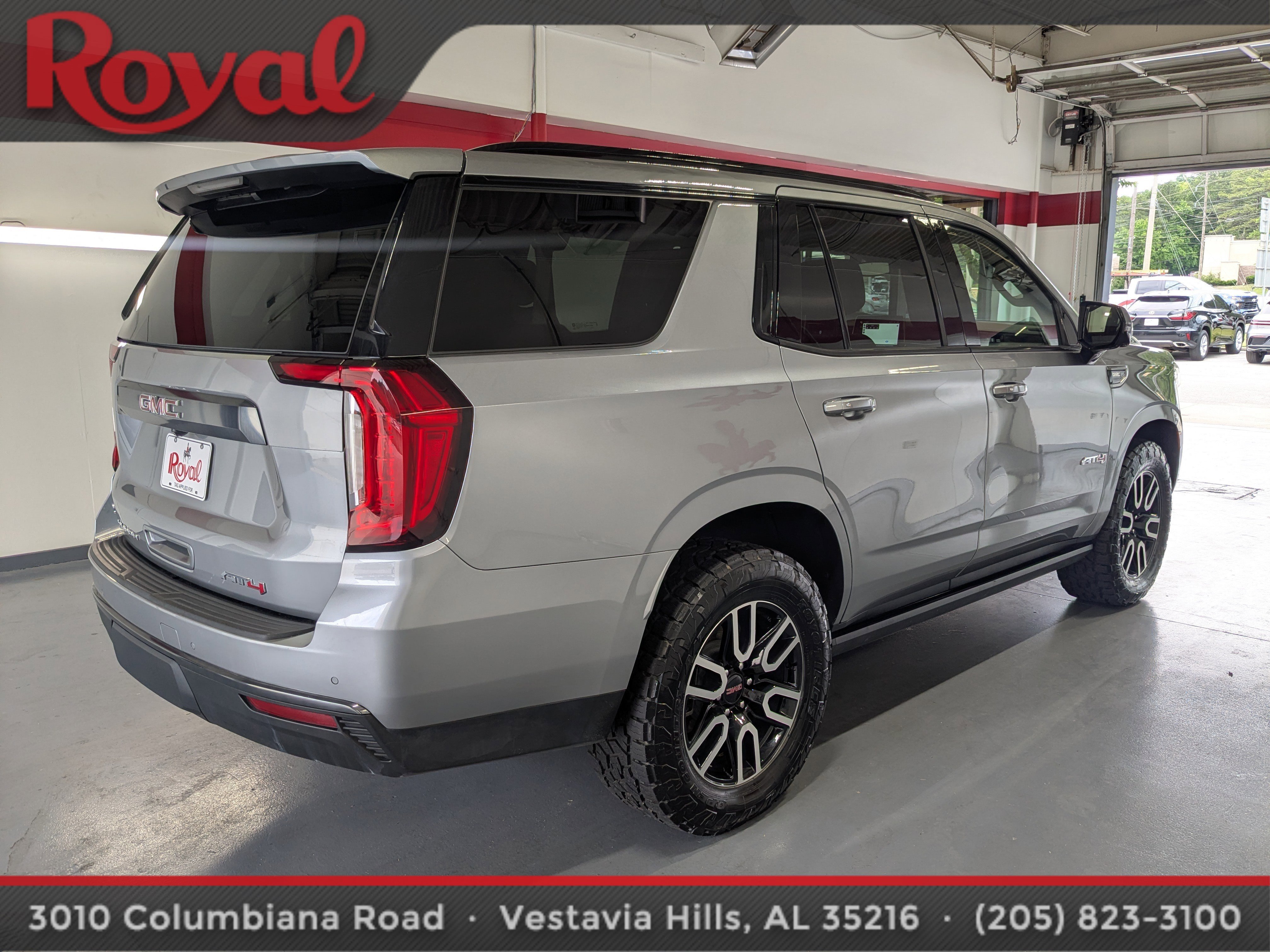 Used 2023 GMC Yukon AT4 w/ Technology Package AWD/4WD image 4