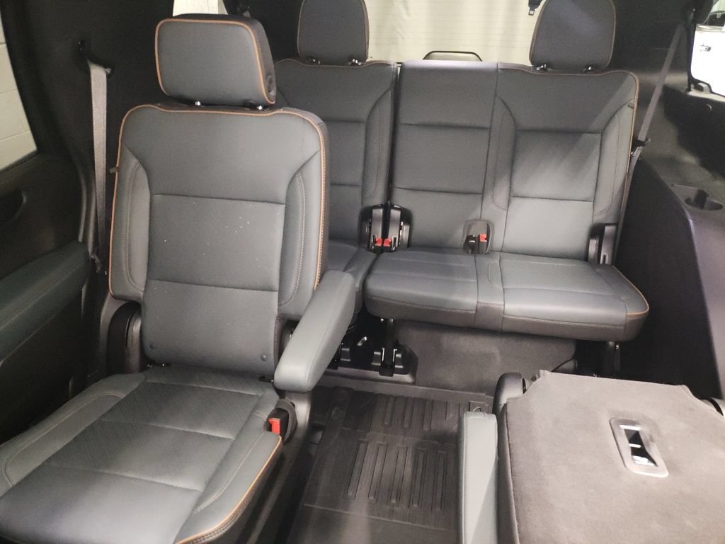 Used 2025 GMC Yukon AT4 w/ AT4 Premium Plus Package AWD/4WD image 29