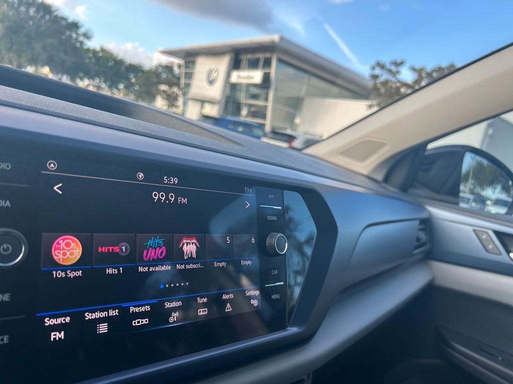 Used 2023 Volkswagen Taos SE w/ Panoramic Sunroof Package image 11