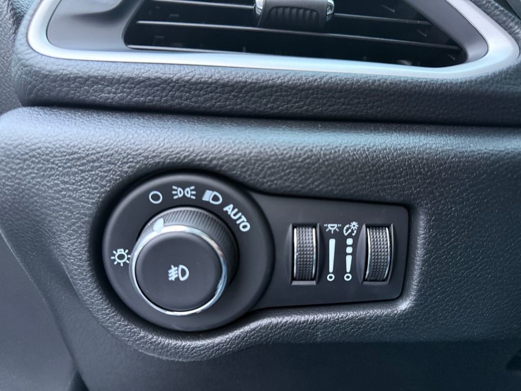 New 2026 Chrysler Pacifica Select FWD image 31