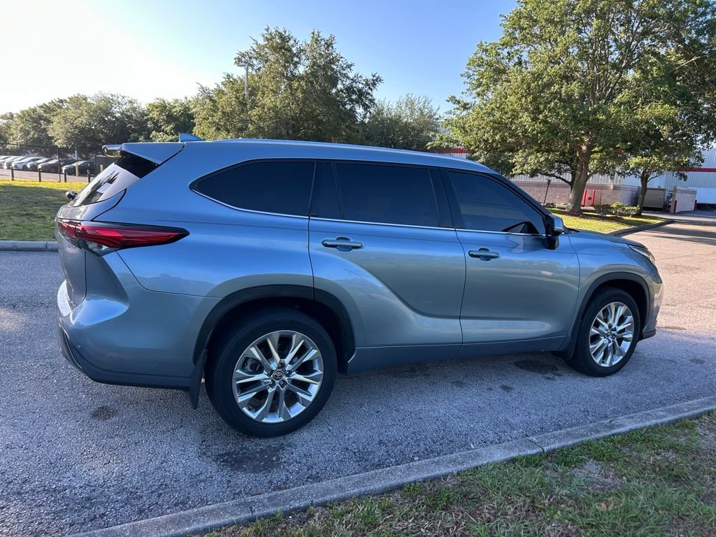 Used 2023 Toyota Highlander Limited FWD image 5