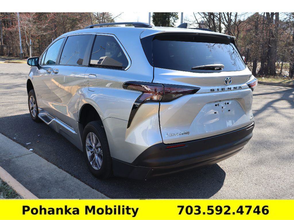 Used 2023 Toyota Sienna XLE w/ XLE Plus Package image 5