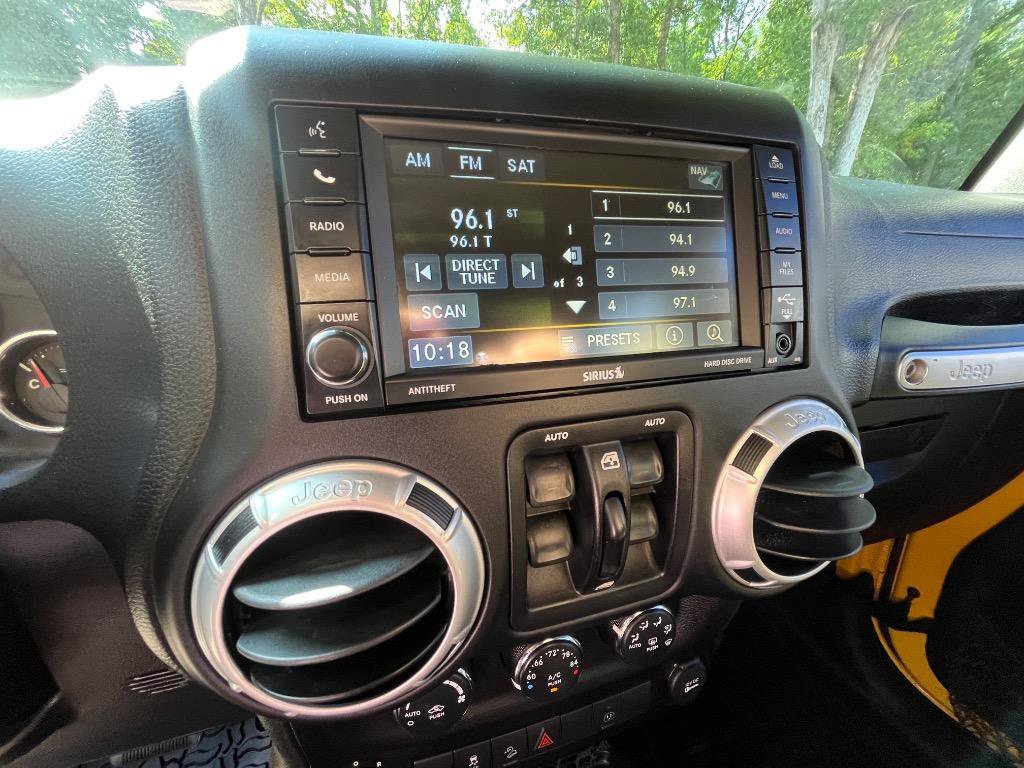 Used 2015 Jeep Wrangler Unlimited Sahara w/ Connectivity Group AWD/4WD image 25