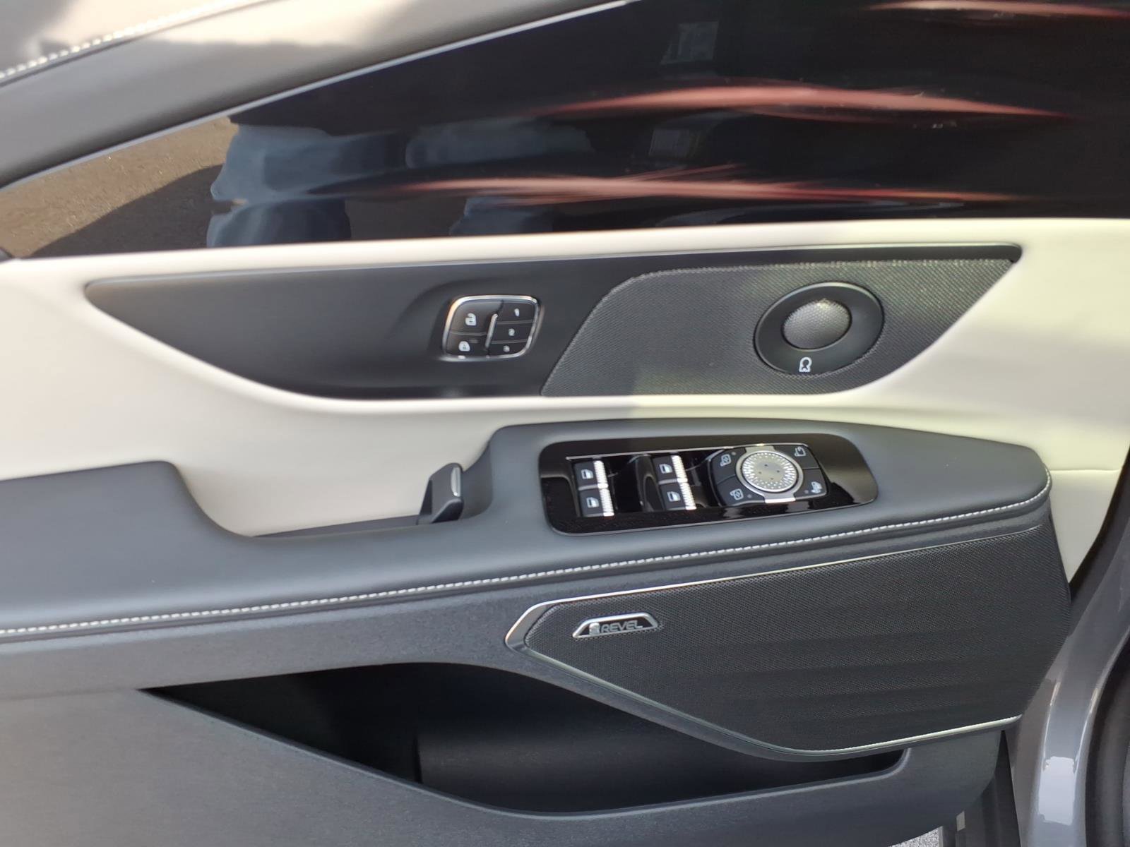 Used 2025 Lincoln Nautilus Reserve image 10