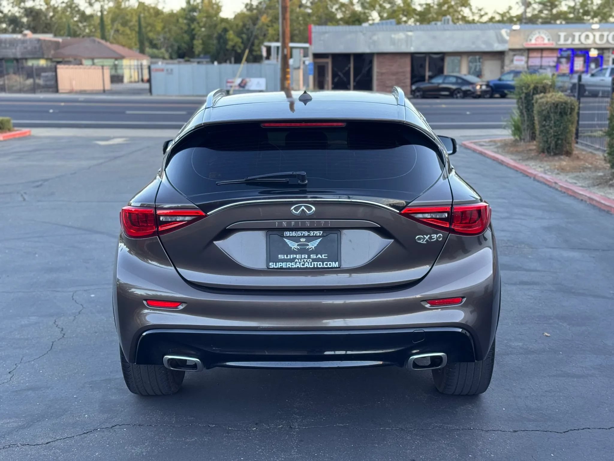 Used 2017 INFINITI QX30 Premium w/ Cargo Package FWD image 5