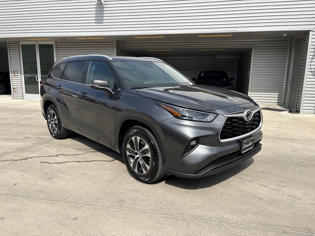 Used 2025 Toyota Highlander XLE FWD image 3