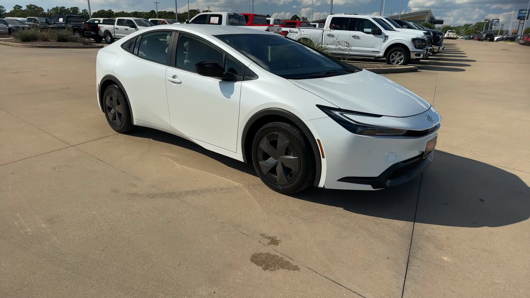 Used 2025 Toyota Prius LE FWD image 3