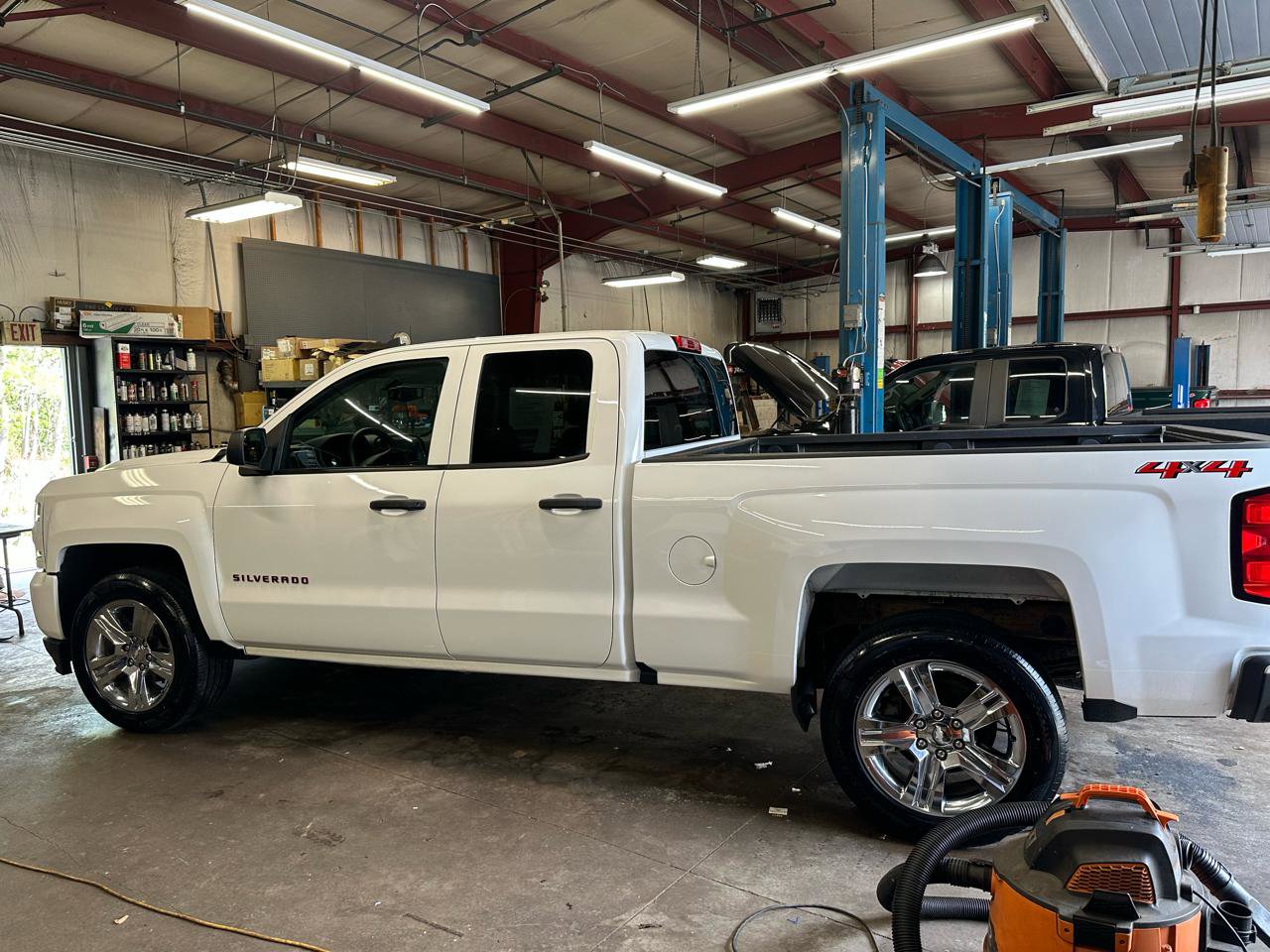 Used 2018 Chevrolet Silverado 1500 Custom w/ Custom Value Package AWD/4WD image 9