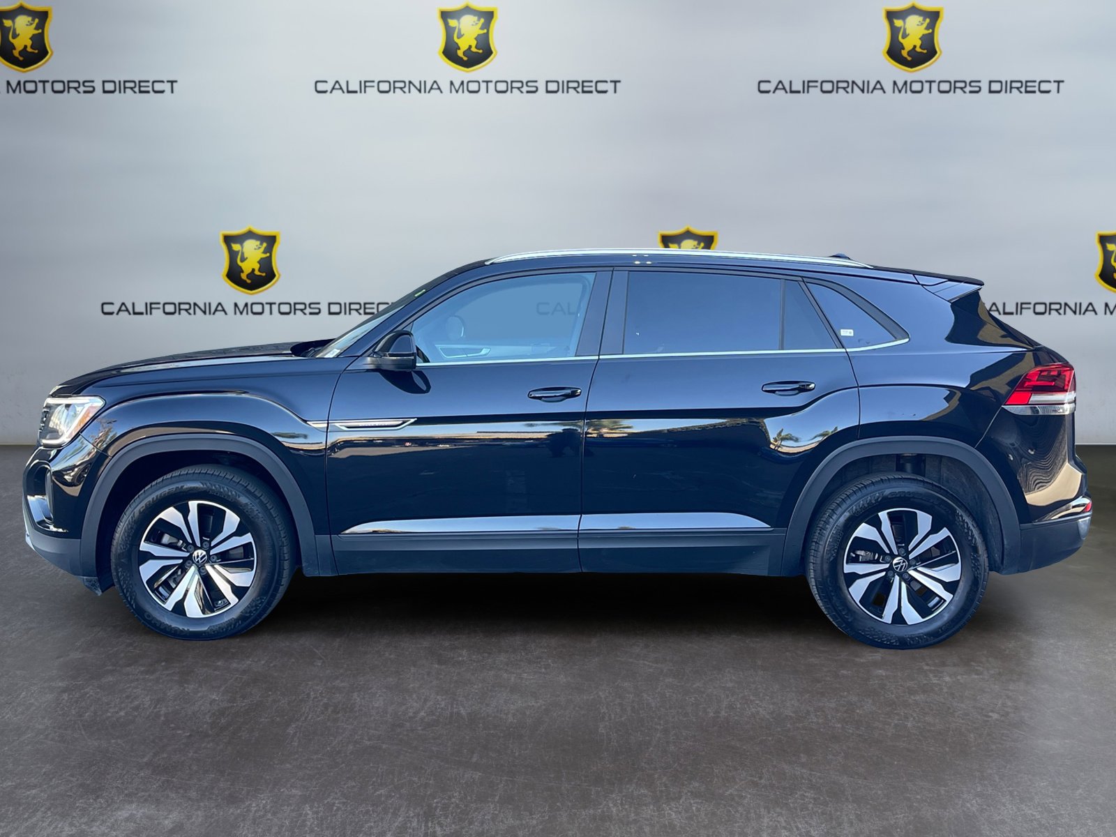 Used 2024 Volkswagen Atlas Cross Sport SE image 2