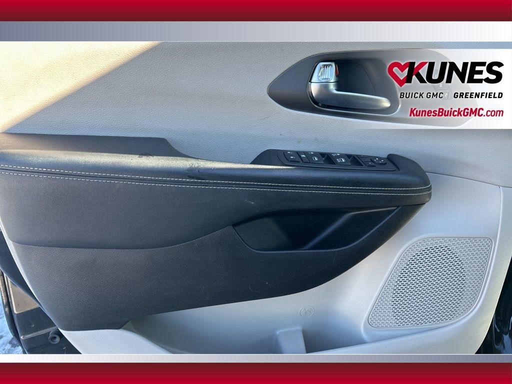 Used 2023 Chrysler Pacifica Touring-L image 18