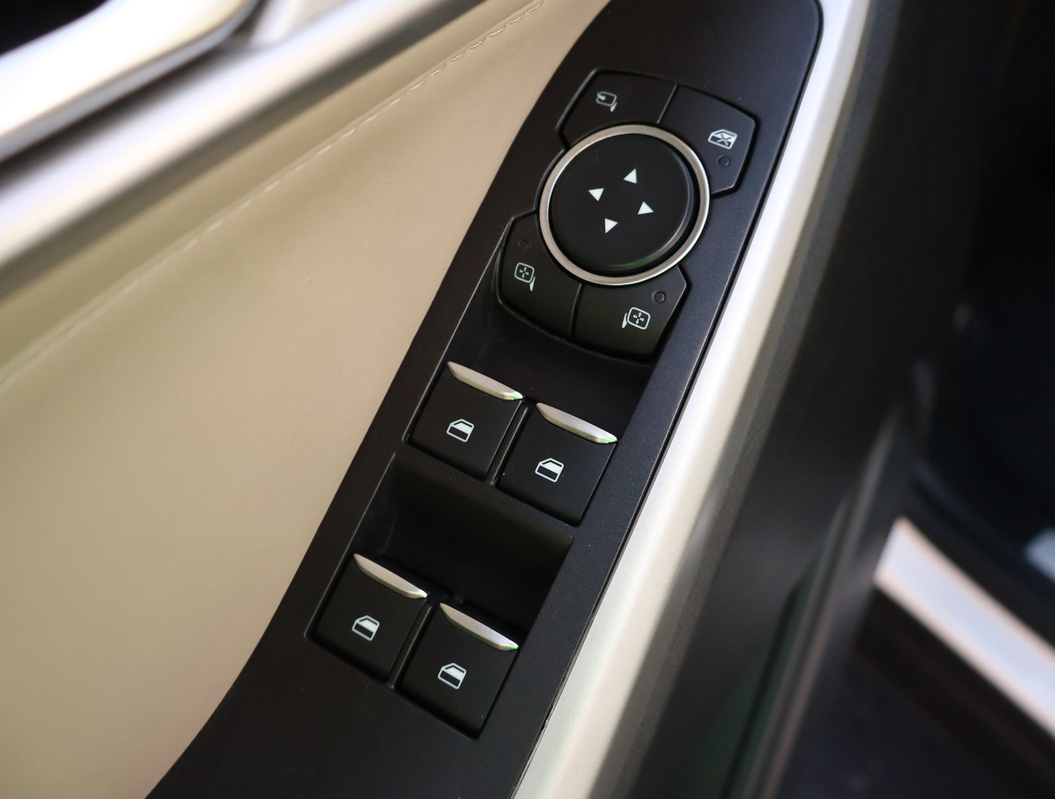 Used 2022 Ford Explorer Limited w/ Equipment Group 301A image 8