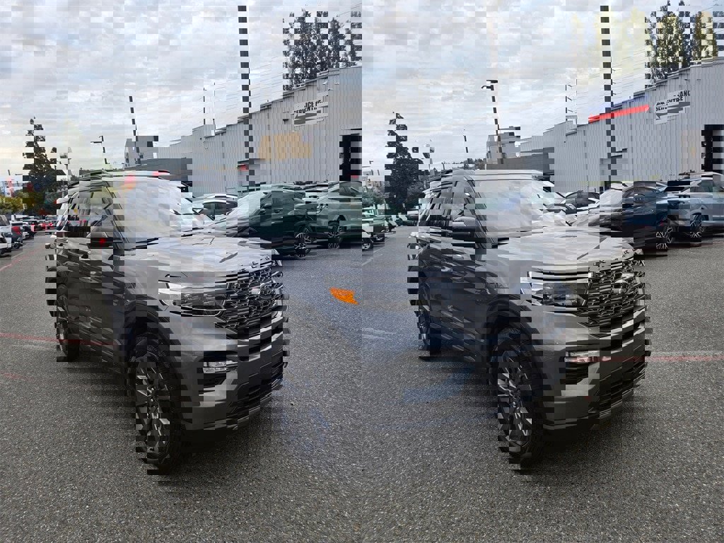 Used 2023 Ford Explorer XLT w/ Equipment Group 202A image 3