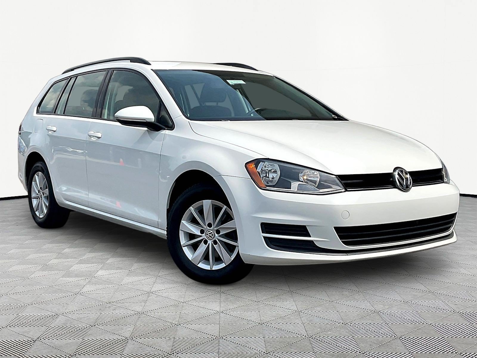 Used 2016 Volkswagen Golf S FWD image 3