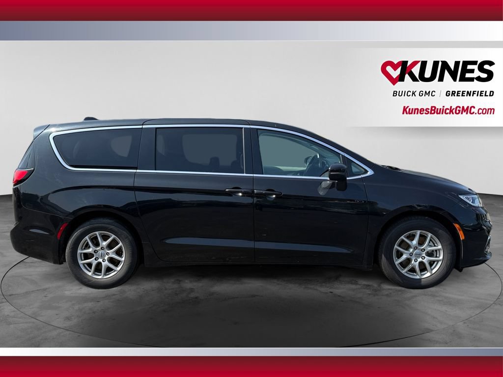 Used 2023 Chrysler Pacifica Touring-L FWD image 10