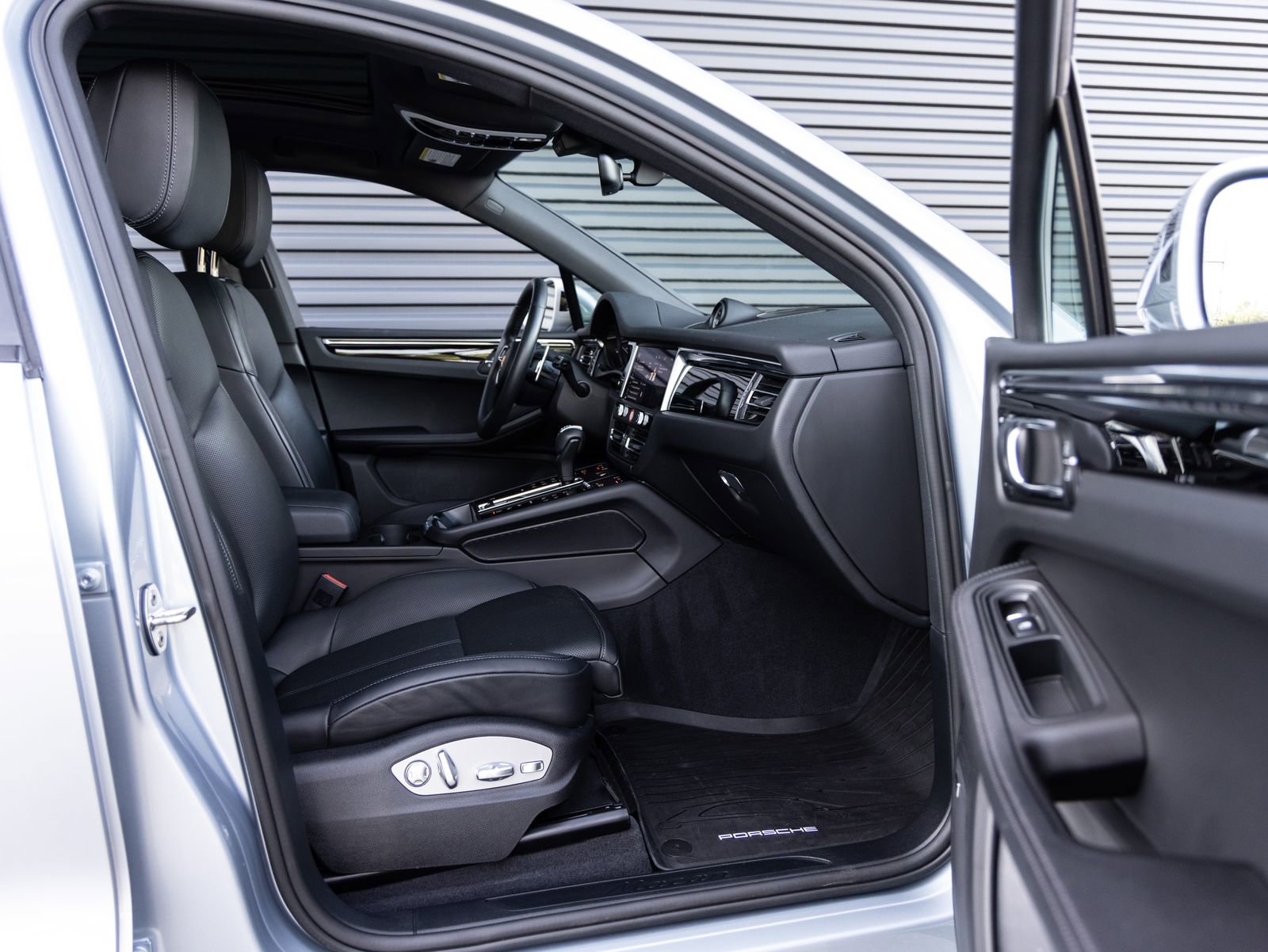 Certified 2025 Porsche Macan AWD/4WD image 32