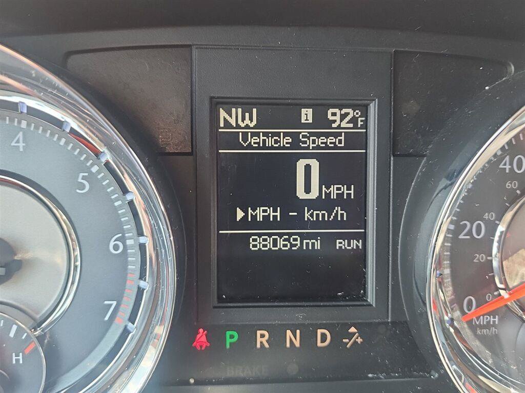 Used 2016 Chrysler Town & Country Limited FWD image 5