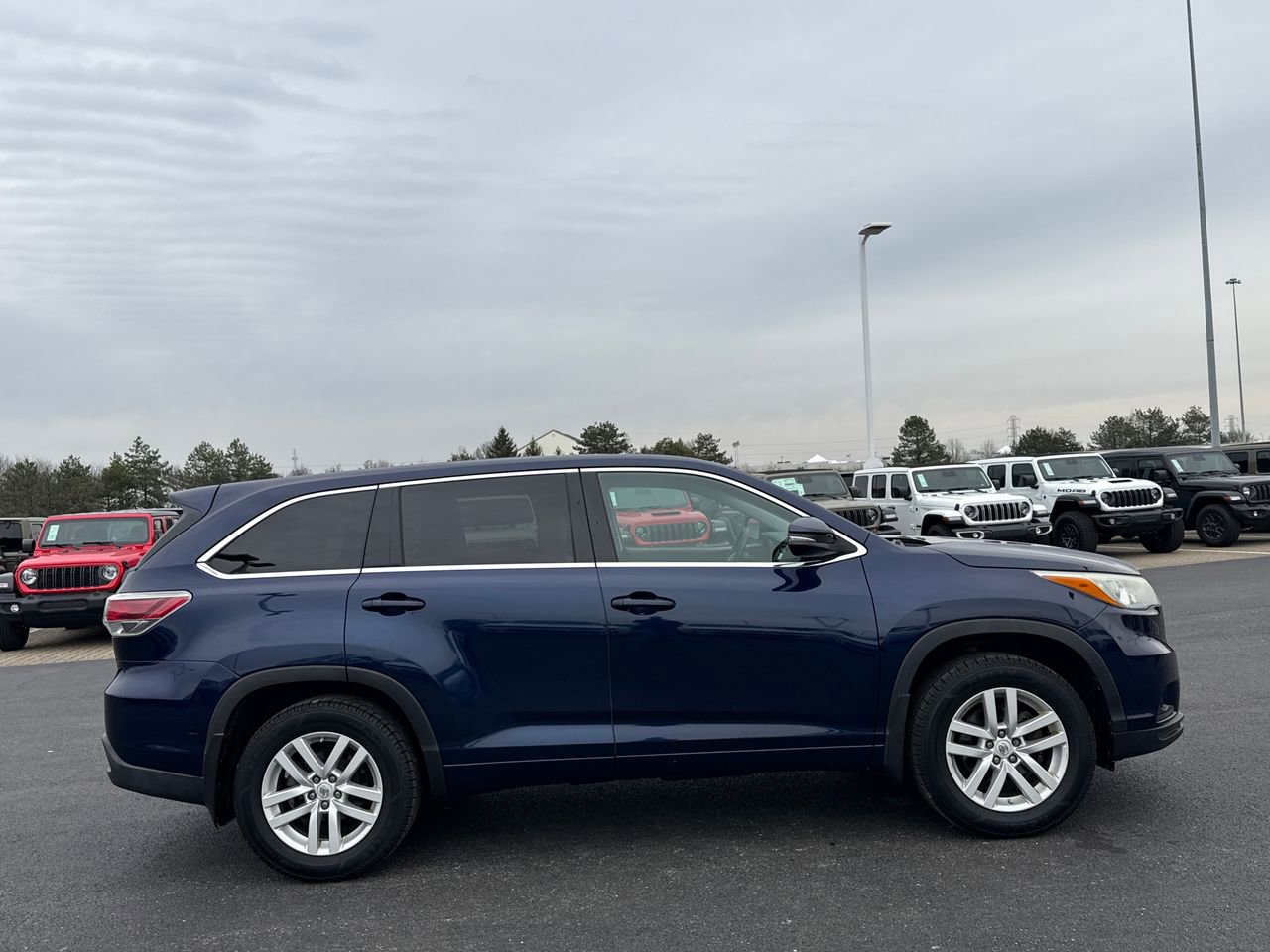 Used 2015 Toyota Highlander LE AWD/4WD image 2