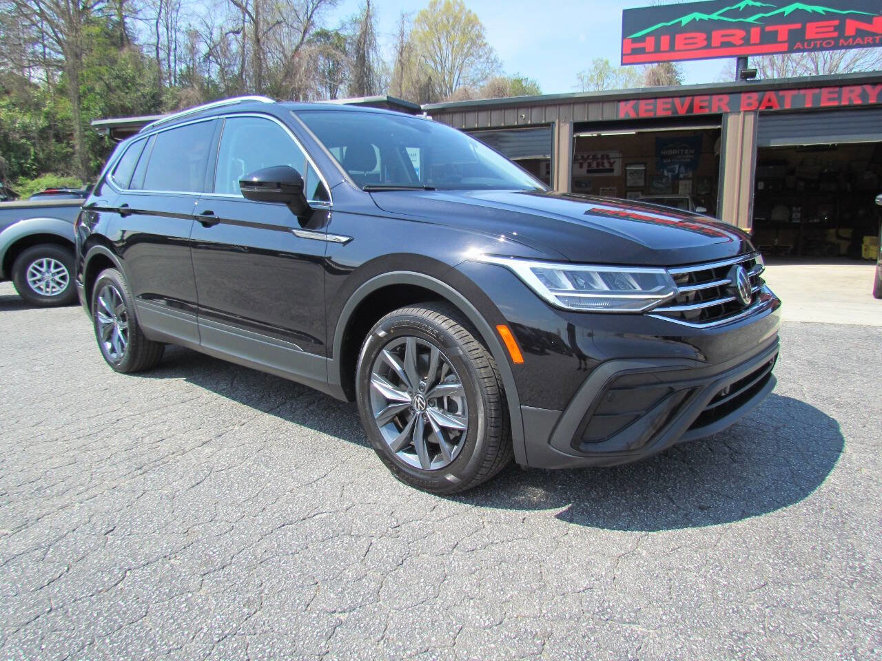 Used 2022 Volkswagen Tiguan SE image 1