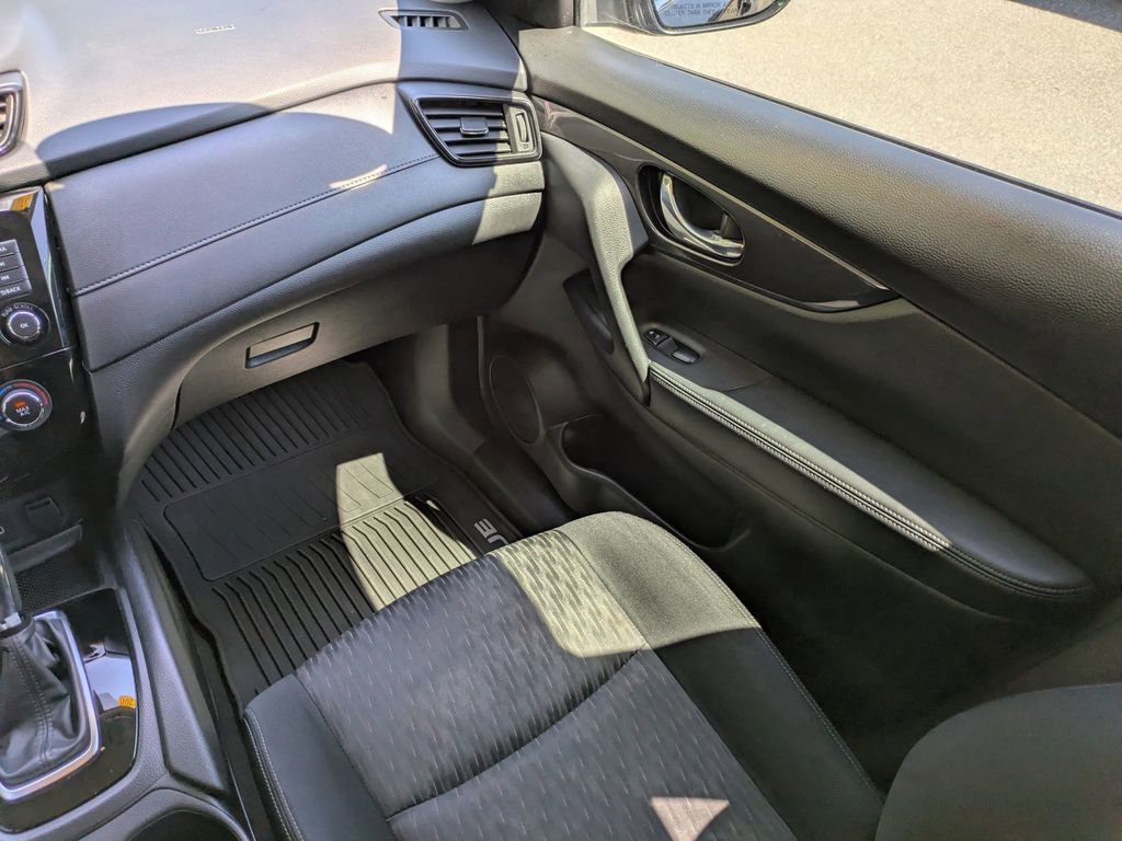 Used 2019 Nissan Rogue S w/ Special Edition Package FWD image 17