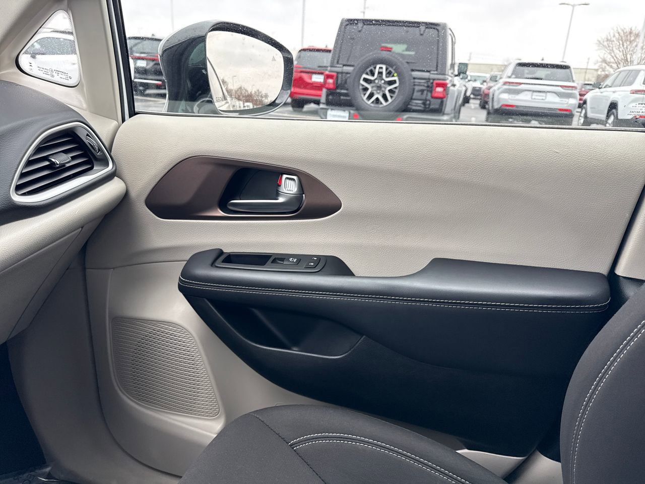 Used 2024 Chrysler Voyager LX image 27