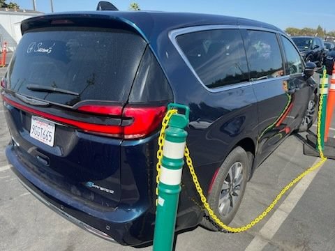 Used 2023 Chrysler Pacifica Touring-L FWD image 3