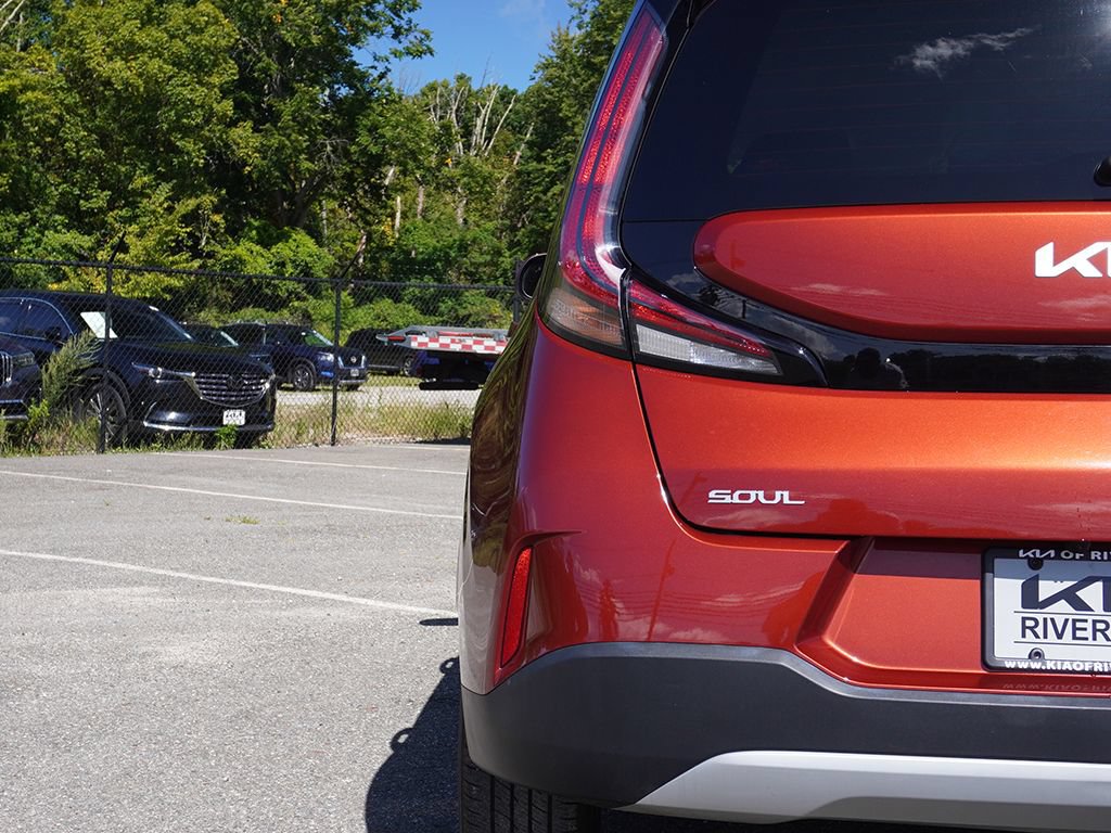 Used 2025 Kia Soul LX w/ LX Technology Package FWD image 13