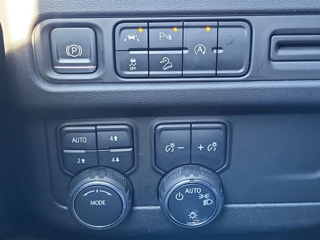 Used 2023 Chevrolet Suburban Premier image 23