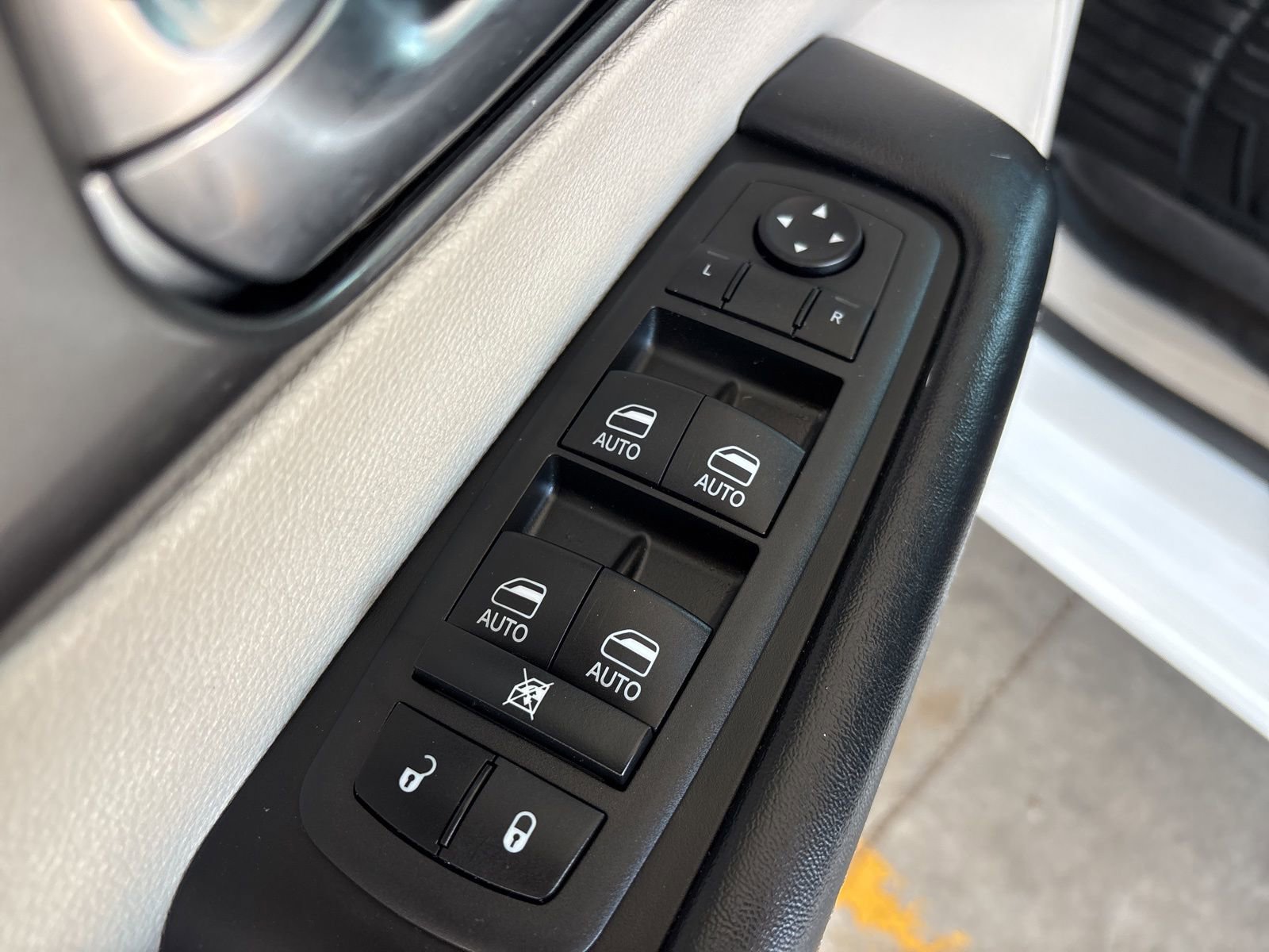 Used 2022 Chrysler Pacifica Touring-L w/ Uconnect Theater Family Group image 11