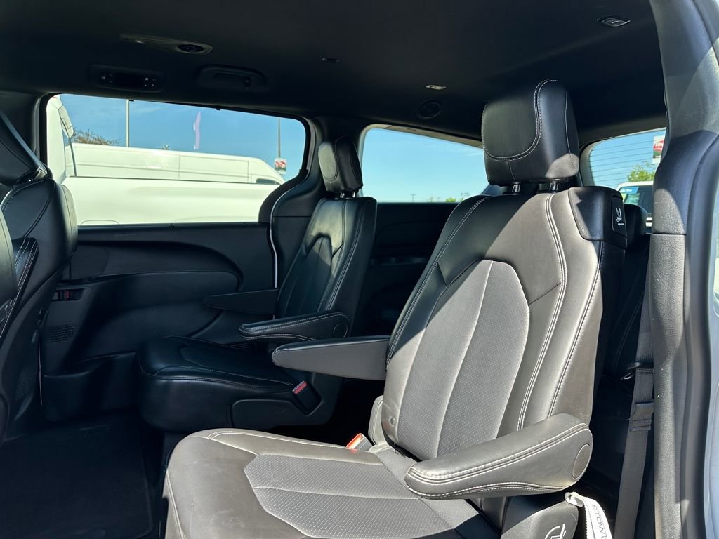 Used 2025 Chrysler Pacifica Select FWD image 12