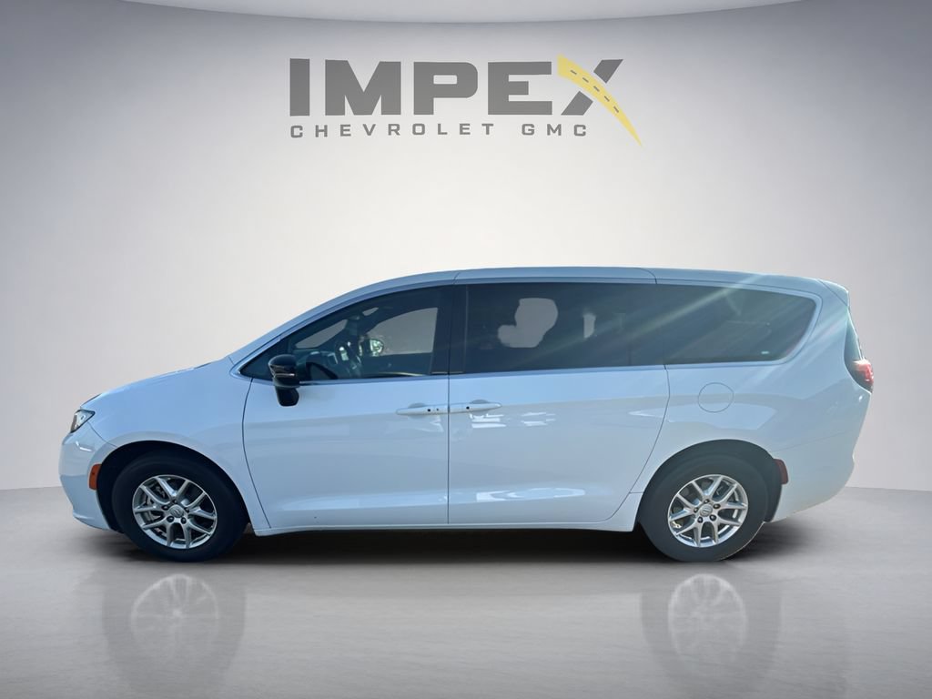 Used 2025 Chrysler Pacifica Select FWD image 2