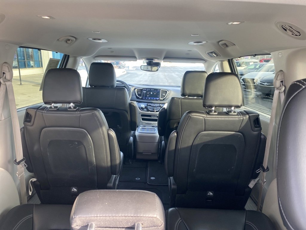 Used 2024 Chrysler Pacifica Touring-L image 25