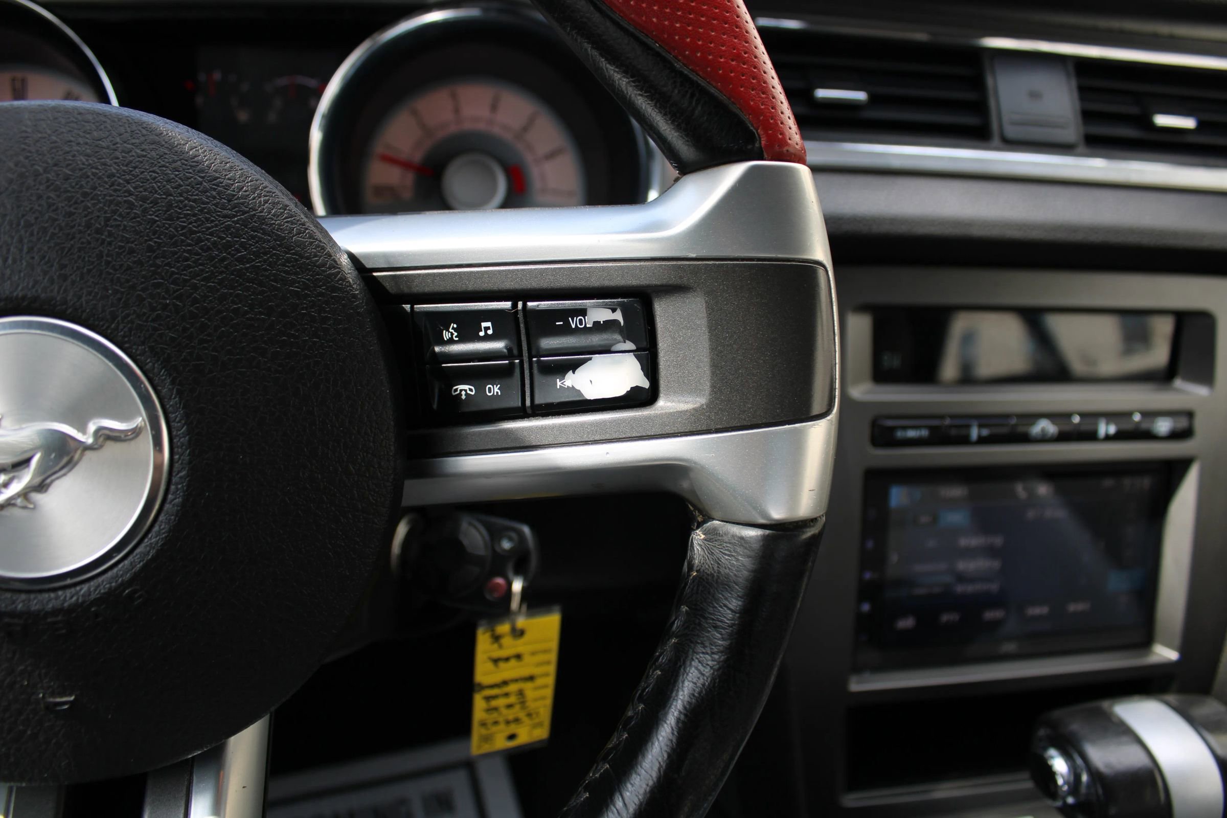 Used 2010 Ford Mustang Convertible image 9