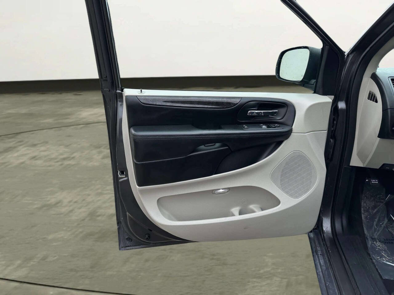 Used 2016 Dodge Grand Caravan American Value Package FWD image 10