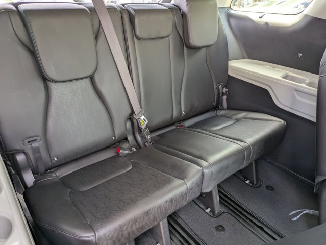 Used 2023 Kia Carnival EX image 20