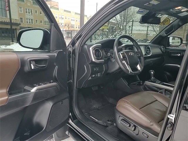 Used 2021 Toyota Tacoma Limited image 9