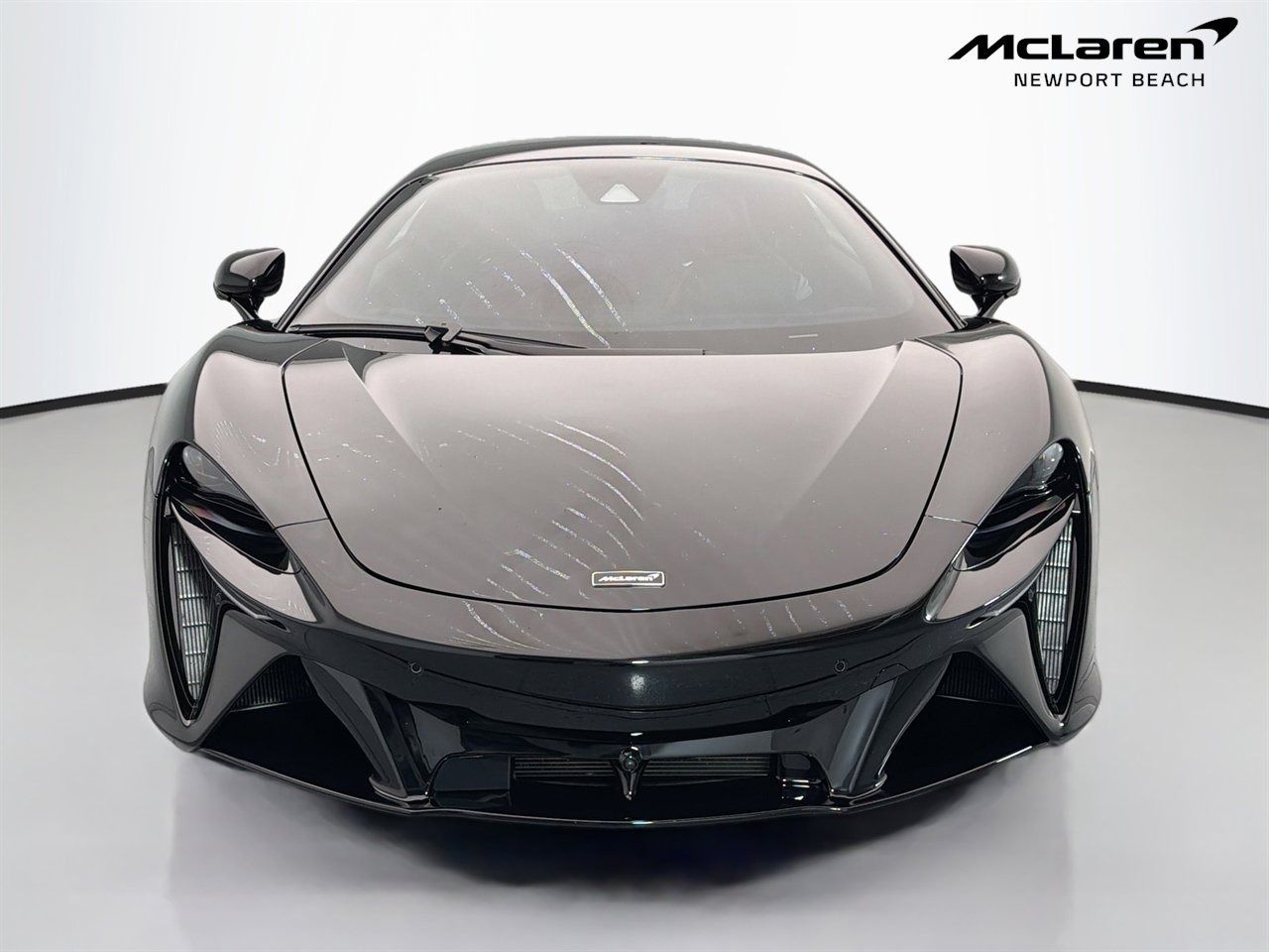 Used 2023 McLaren Artura RWD image 2