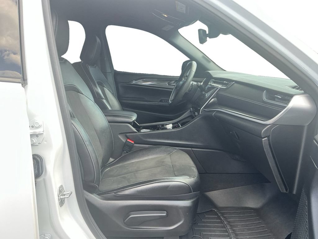 Used 2023 Jeep Grand Cherokee L Laredo AWD/4WD image 22