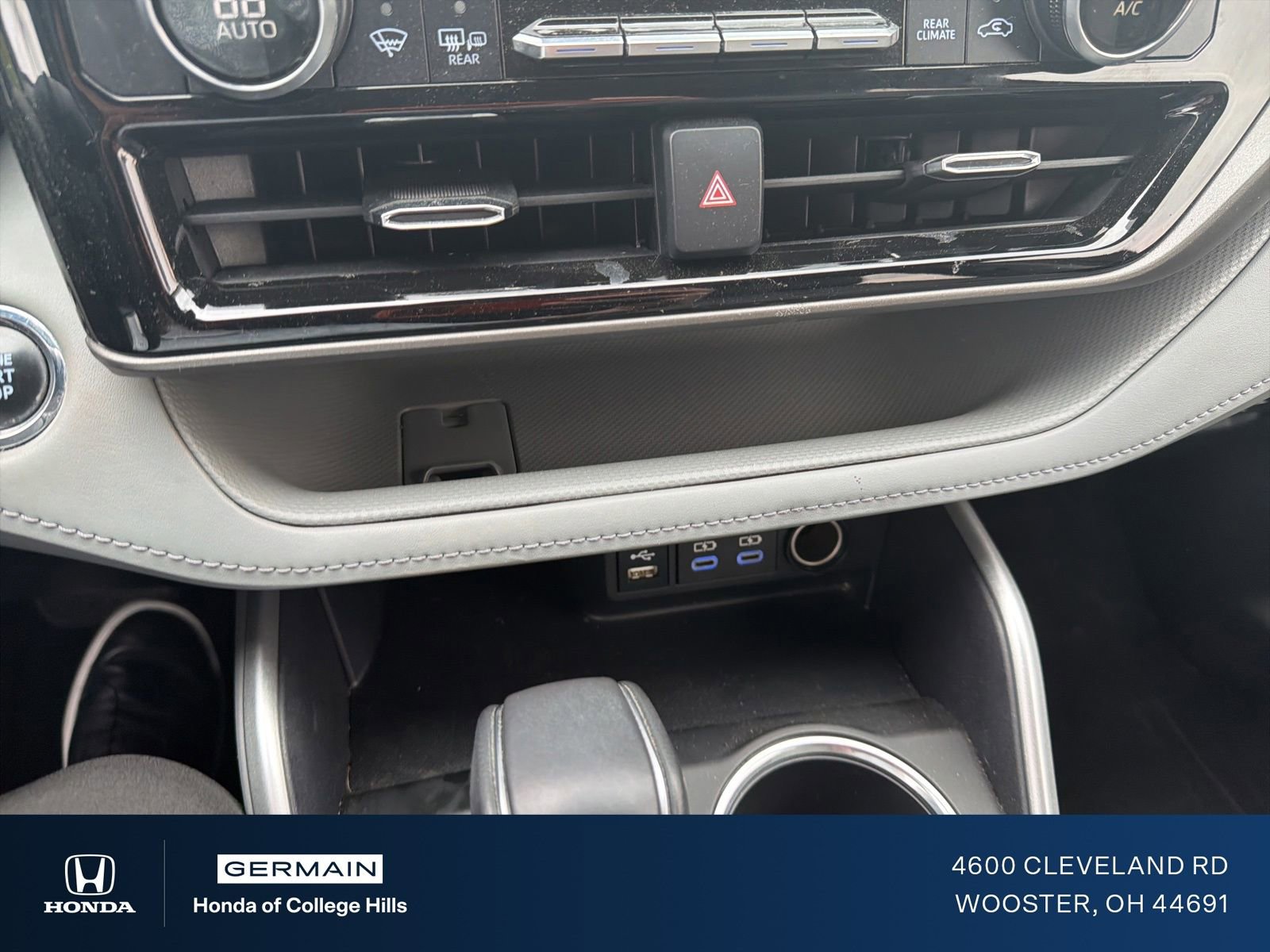 Used 2022 Toyota Highlander XLE AWD/4WD image 24