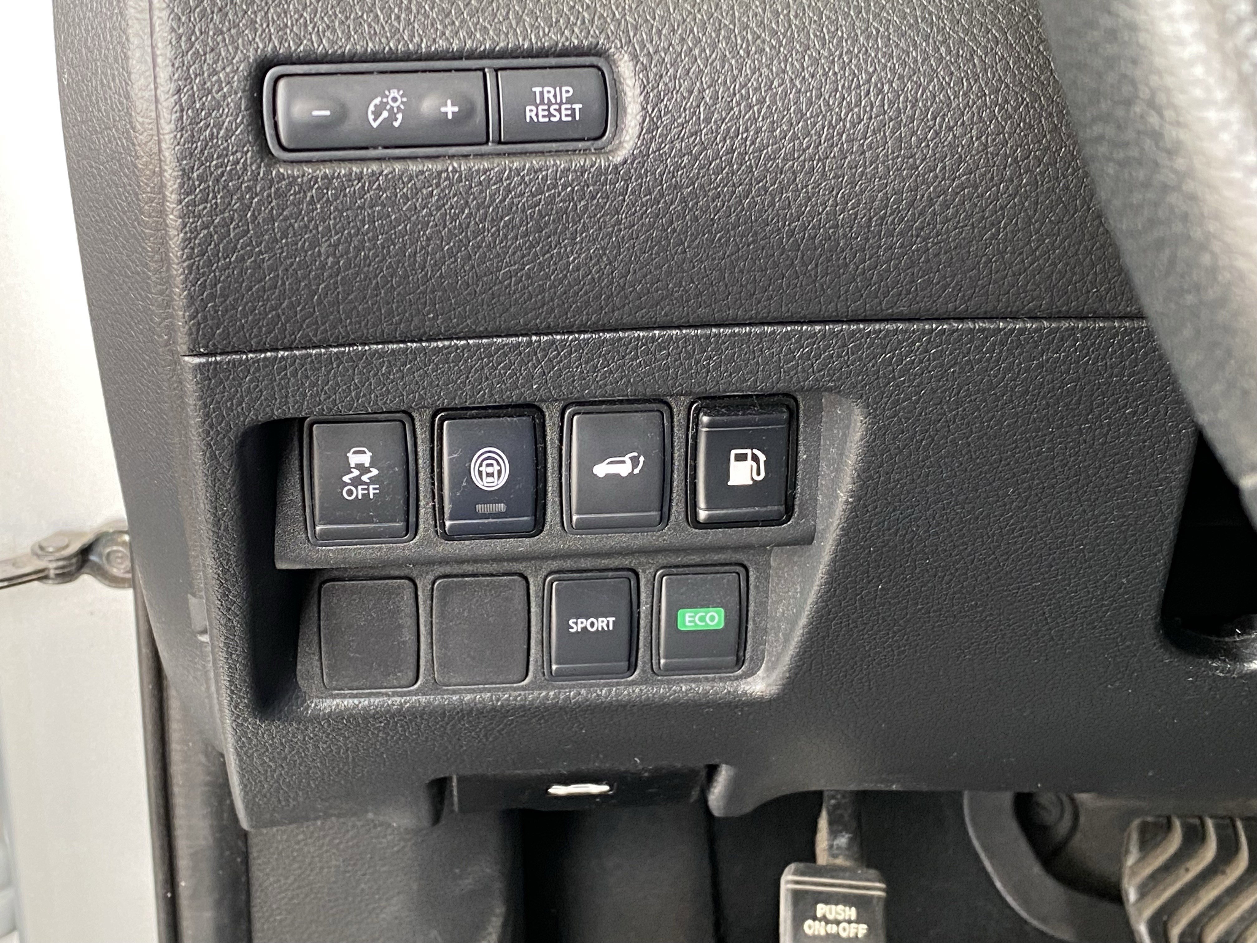 Used 2020 Nissan Rogue SV FWD image 24