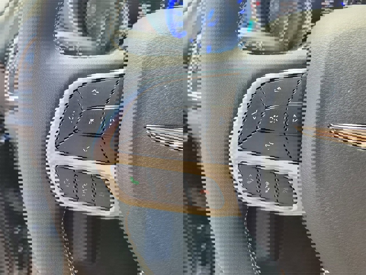 Used 2025 Chrysler Pacifica Select image 16