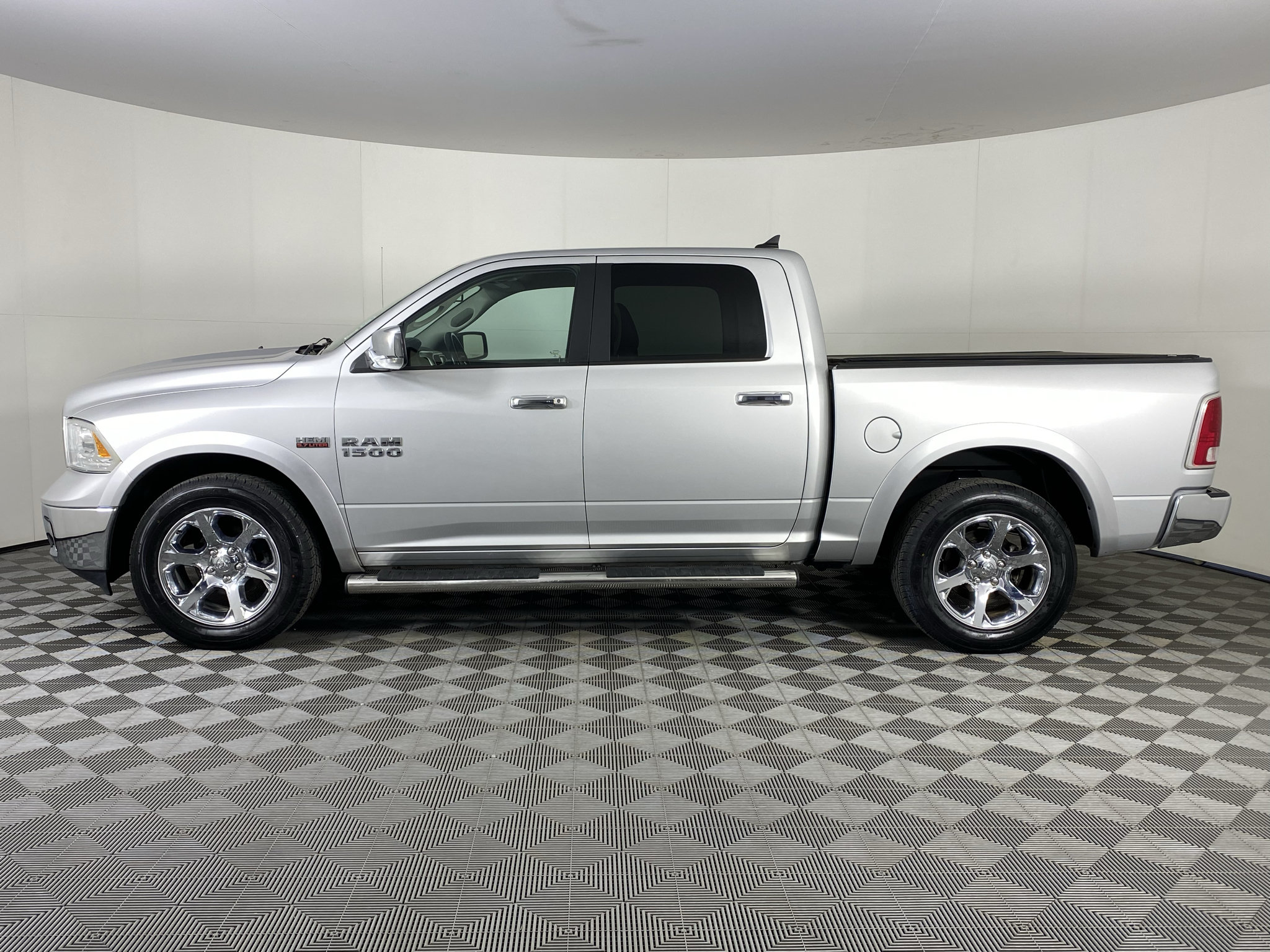Used 2018 RAM 1500 Laramie w/ Convenience Group AWD/4WD image 7