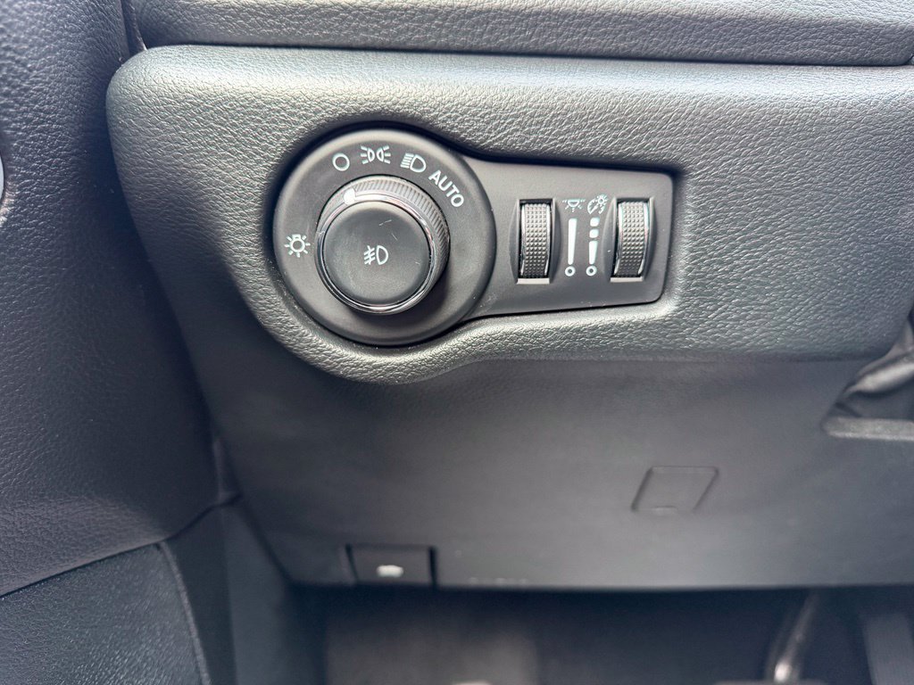 Used 2025 Chrysler Pacifica Limited FWD image 24