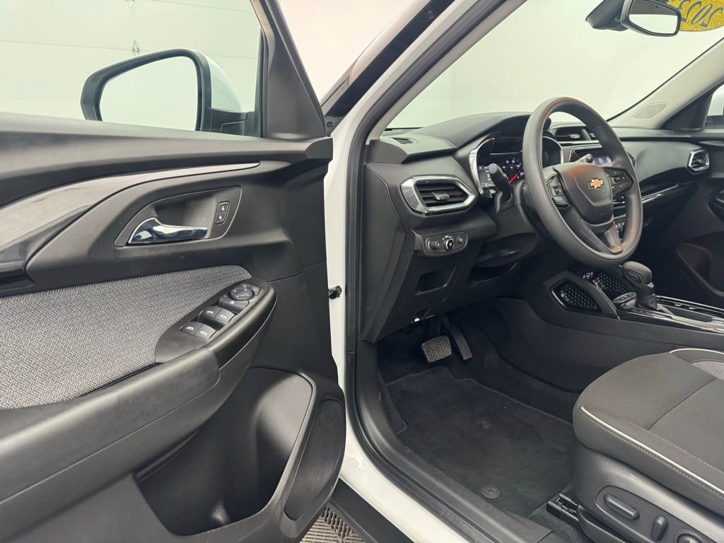 Used 2023 Chevrolet TrailBlazer LT w/ Convenience Package AWD/4WD image 13